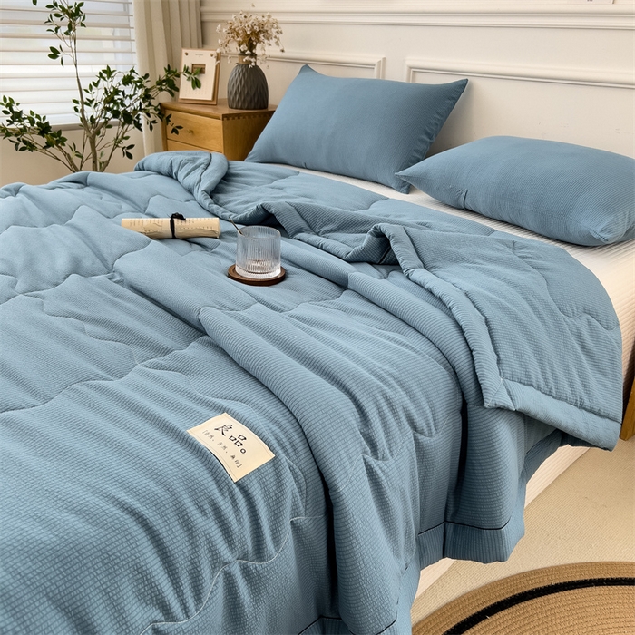 91家纺网 家纺一手货源 找家纺 丝幔家纺 2025新款A类泡泡纱镶边款夏被 雾霾蓝