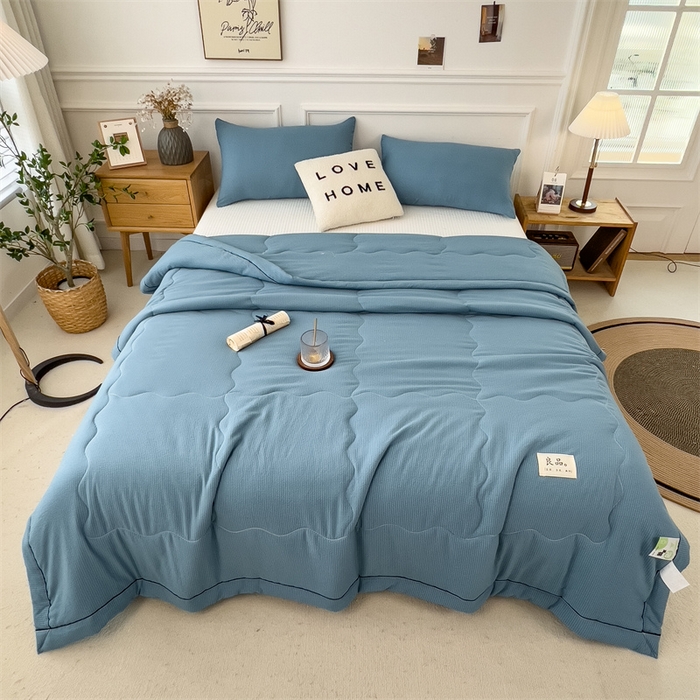 91家纺网 家纺一手货源 找家纺 丝幔家纺 2025新款A类泡泡纱镶边款夏被 雾霾蓝