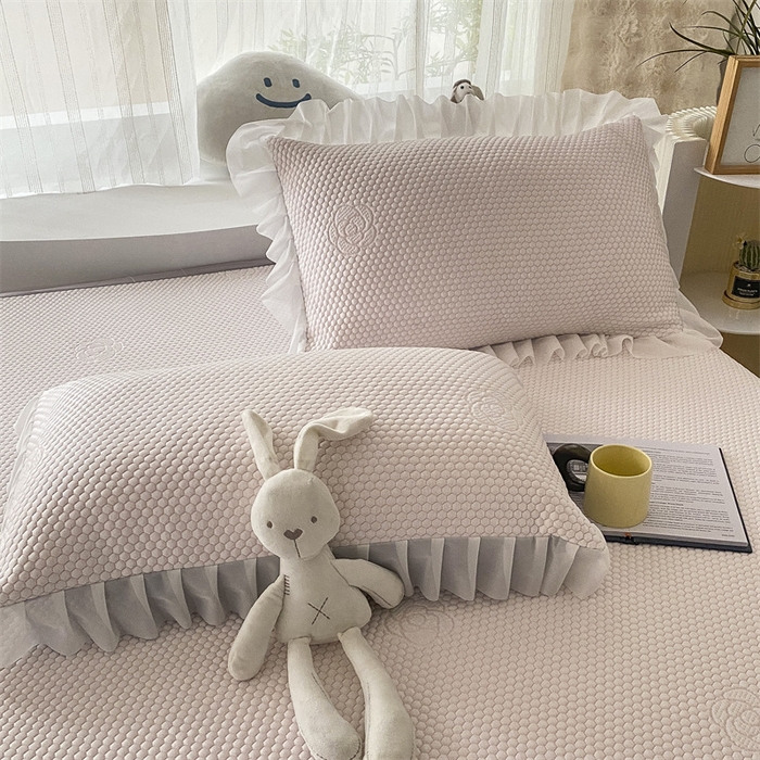 91家纺网 家纺一手货源 找家纺 2024新款抗菌凉豆豆提花床裙款凉席-花朵系列 冰豆豆花朵系列-床裙款 蜜桃粉