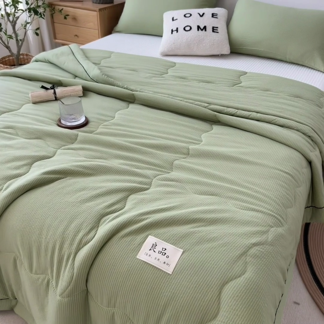 91家纺网 家纺一手货源 找家纺 丝幔家纺 2025新款A类泡泡纱镶边款夏被 牛油果绿