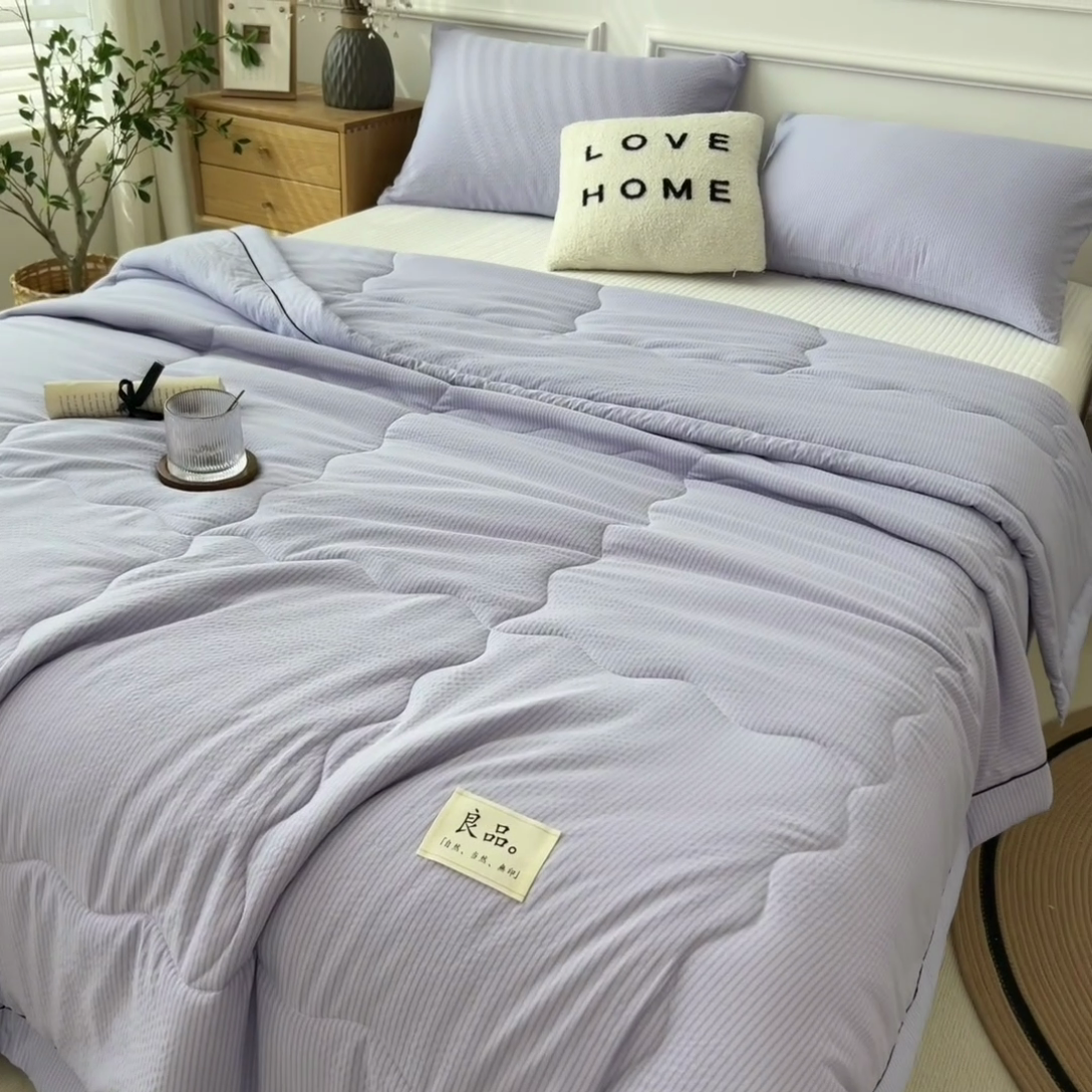 91家纺网 家纺一手货源 找家纺 丝幔家纺 2025新款A类泡泡纱镶边款夏被 千黛紫