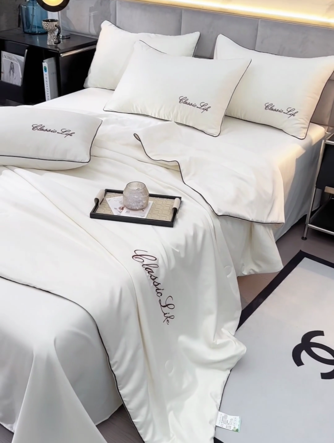 91家纺网 家纺一手货源 找家纺 益多眠 2024爆款水洗真丝夏被四件套冰丝夏被轻奢夏被空调被羽毛夏被四件套绣花夏被 字母---米黄