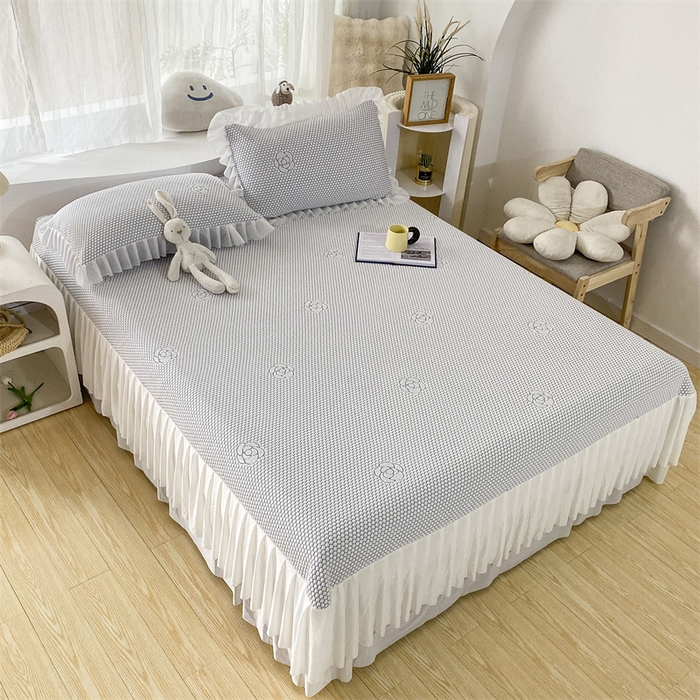 91家纺网 家纺一手货源 找家纺 2024新款抗菌凉豆豆提花床裙款凉席-花朵系列 冰豆豆花朵系列-床裙款 淡雅灰