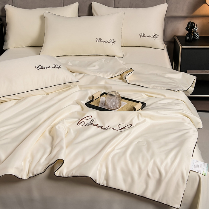 91家纺网 家纺一手货源 找家纺 益多眠 2024爆款水洗真丝夏被四件套冰丝夏被轻奢夏被空调被羽毛夏被四件套绣花夏被 字母---米黄