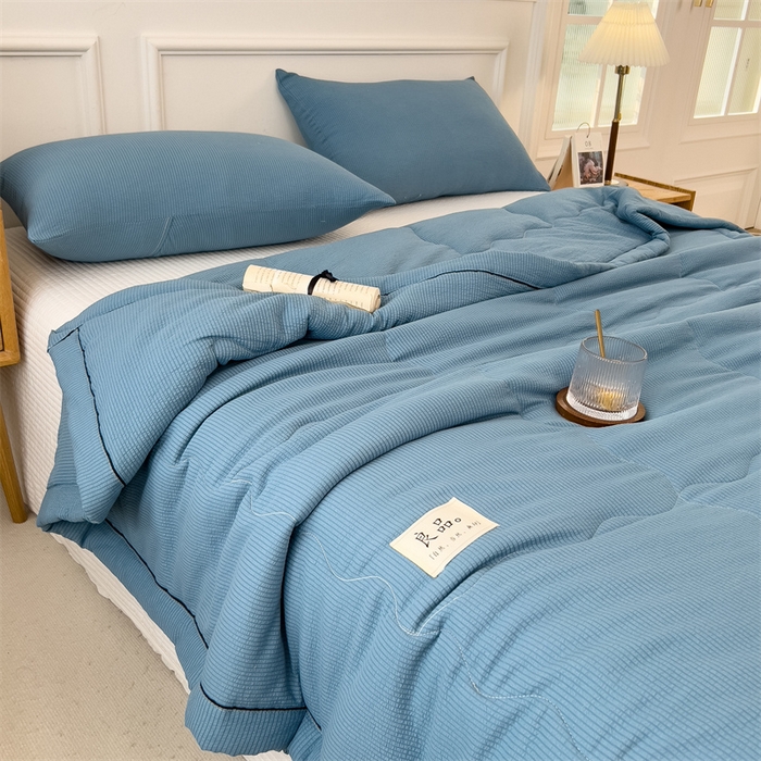 91家纺网 家纺一手货源 找家纺 丝幔家纺 2025新款A类泡泡纱镶边款夏被 雾霾蓝