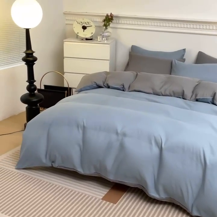 91家纺网 家纺一手货源 找家纺 莎臣豹 2025新款水洗棉磨毛纯色双拼简约风撞色四件套 雾霾蓝爱上浅灰