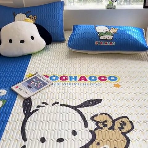 91家纺网 家纺一手货源 找家纺 金爱家 2024新款乳胶凉席-库洛米系列 蓝色点点帕哈狗