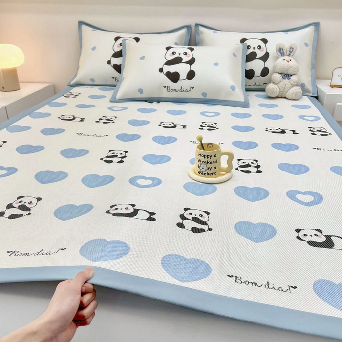 91家纺网 家纺一手货源 找家纺 全季家居 2024新款5A抗菌小清新数码印花冰藤席 爱心熊猫（床席款）