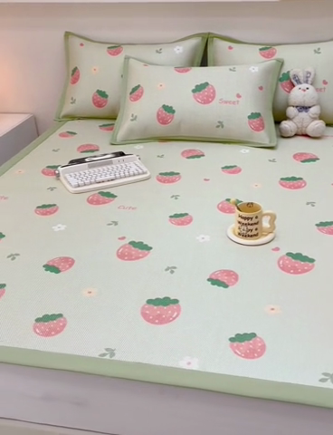 91家纺网 家纺一手货源 找家纺 全季家居 2024新款5A抗菌小清新数码印花冰藤席 草莓（床席款）