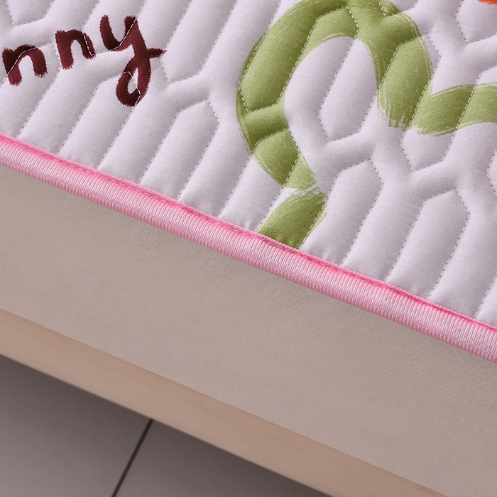 91家纺网 家纺一手货源 找家纺 床笠人家 2025新款全棉夹棉防水床垫 草莓兔