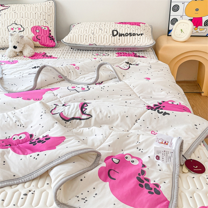 91家纺网 家纺一手货源 找家纺 布卢姆床垫 2025新款A类凉感丝数码印花夏被凉席四件套 小恐龙