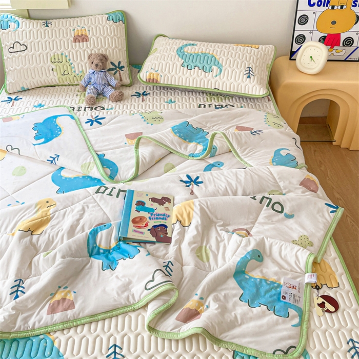 91家纺网 家纺一手货源 找家纺 布卢姆床垫 2025新款A类凉感丝数码印花夏被凉席四件套 恐龙世界