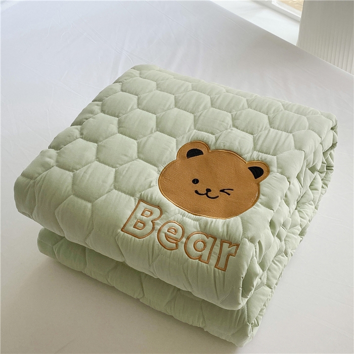 91家纺网 家纺一手货源 找家纺 恋绒家纺 A类刺绣款床褥学生软床垫子床护垫软垫（图1） 可爱熊-抹茶绿