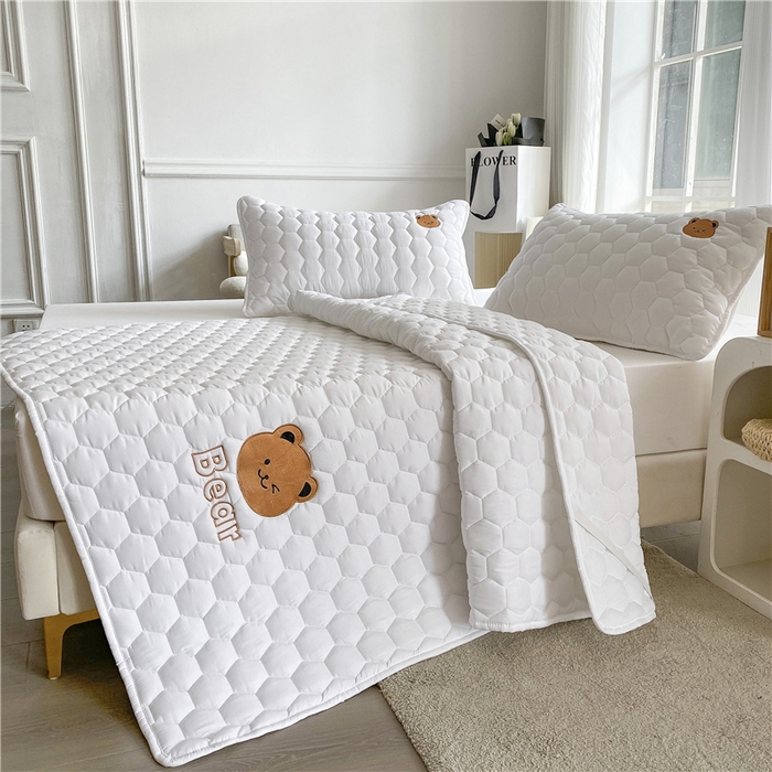 91家纺网 家纺一手货源 找家纺 恋绒家纺 A类刺绣款床褥学生软床垫子床护垫软垫（图1） 可爱熊-白色