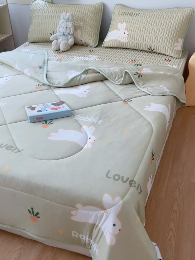 91家纺网 家纺一手货源 找家纺 布卢姆床垫 2025新款A类凉感丝数码印花夏被凉席四件套 芭比兔