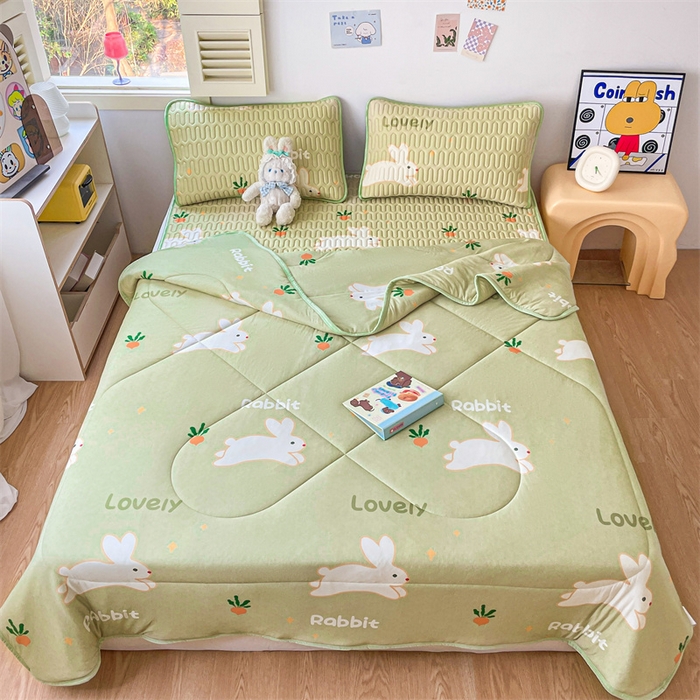 91家纺网 家纺一手货源 找家纺 布卢姆床垫 2025新款A类凉感丝数码印花夏被凉席四件套 芭比兔