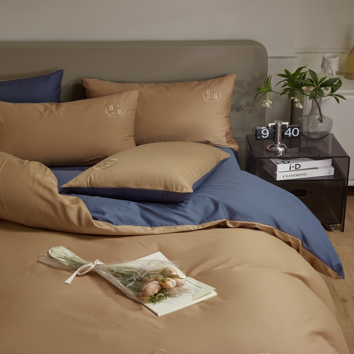 91家纺网 家纺一手货源 找家纺 梵克保罗 2024新款全棉轻奢纯色双拼刺绣四件套 深咖兰