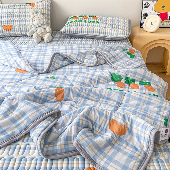 91家纺网 家纺一手货源 找家纺 布卢姆床垫 2025新款A类凉感丝数码印花夏被凉席四件套 拔萝卜