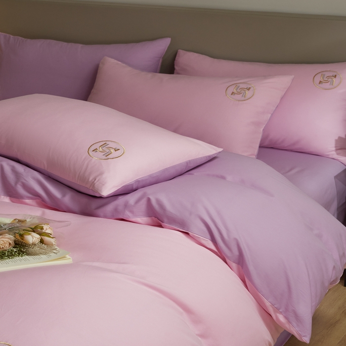 91家纺网 家纺一手货源 找家纺 梵克保罗 2024新款全棉轻奢纯色双拼刺绣四件套 粉紫霏