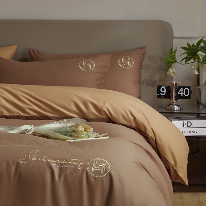 91家纺网 家纺一手货源 找家纺 梵克保罗 2024新款全棉轻奢纯色双拼刺绣四件套 咖色驼