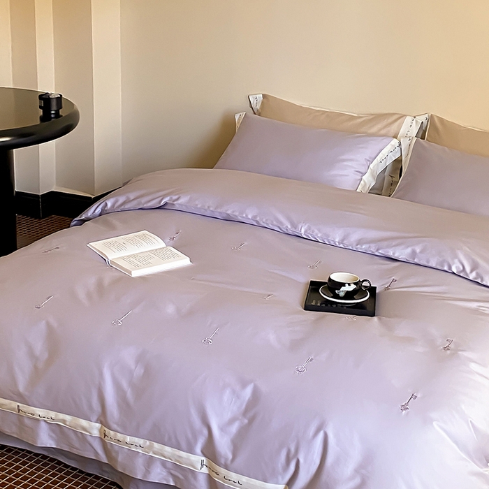 91家纺网 家纺一手货源 找家纺 赫帛 2024新款50s缎纹数码印花长绒棉四件套--钥匙系列 钥匙-浅紫色