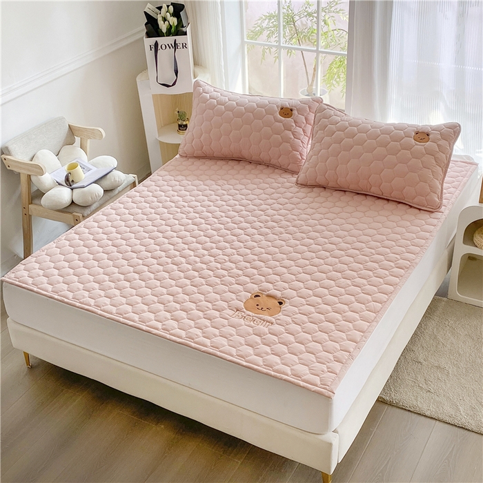 91家纺网 家纺一手货源 找家纺 恋绒家纺 A类刺绣款床褥学生软床垫子床护垫软垫（图1） 可爱熊-浅豆沙