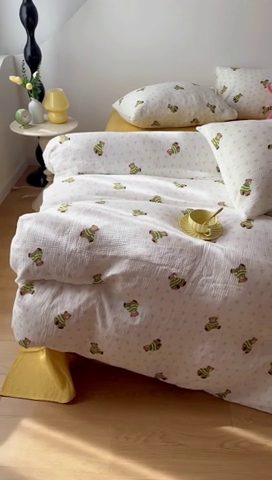 91家纺网 家纺一手货源 找家纺 千朵 2024新款全棉双层纱四件套 毛衣熊绿