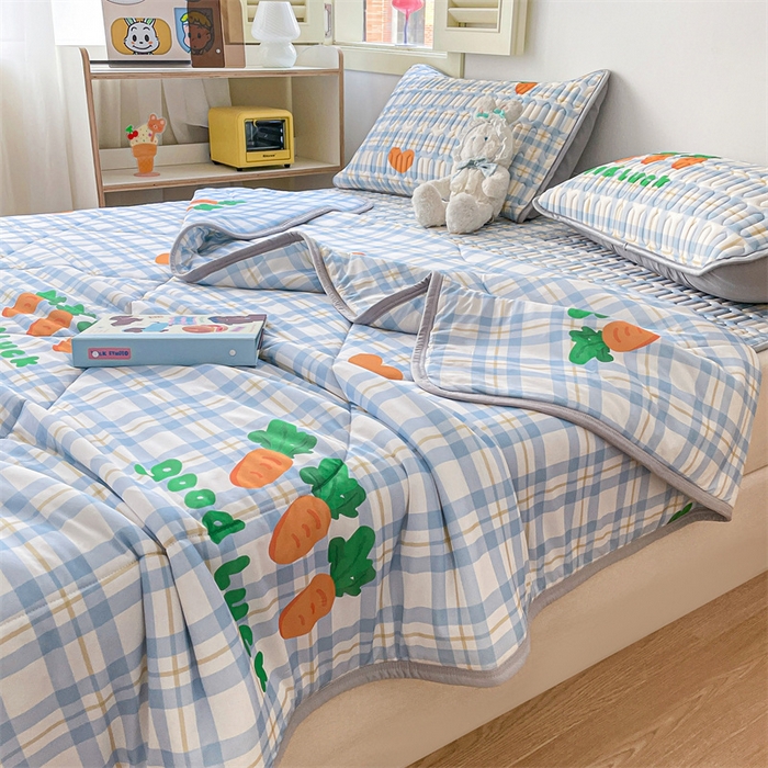 91家纺网 家纺一手货源 找家纺 布卢姆床垫 2025新款A类凉感丝数码印花夏被凉席四件套 拔萝卜