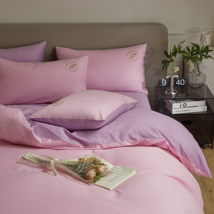 91家纺网 家纺一手货源 找家纺 梵克保罗 2024新款全棉轻奢纯色双拼刺绣四件套 粉紫霏