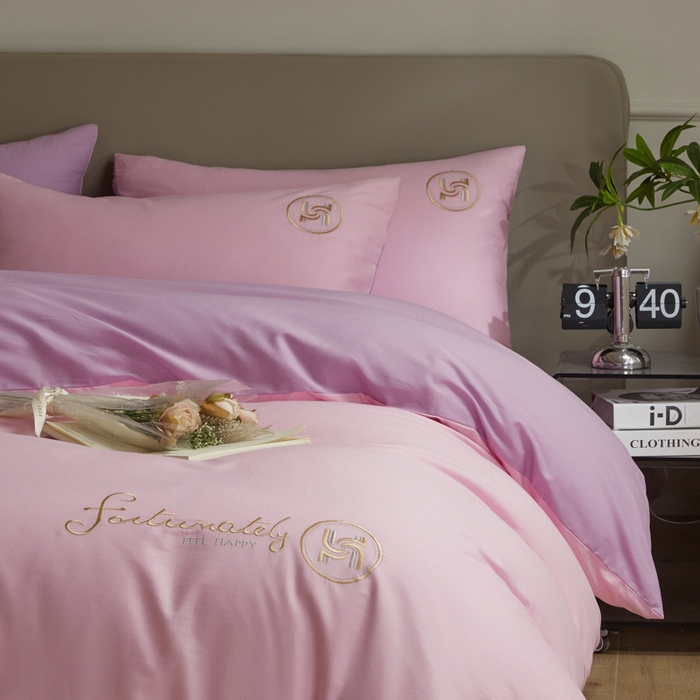 91家纺网 家纺一手货源 找家纺 梵克保罗 2024新款全棉轻奢纯色双拼刺绣四件套 粉紫霏