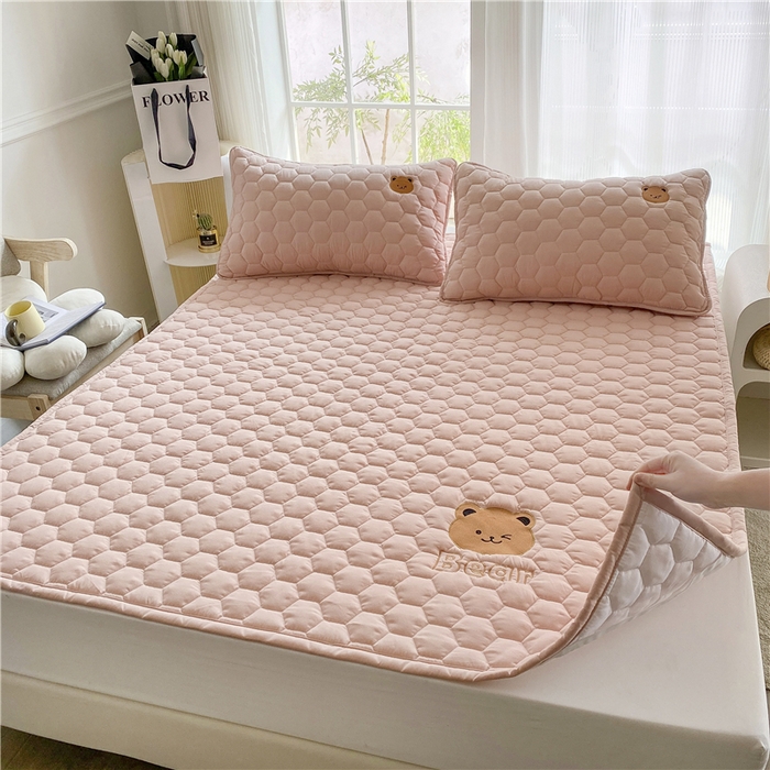 91家纺网 家纺一手货源 找家纺 恋绒家纺 A类刺绣款床褥学生软床垫子床护垫软垫（图1） 可爱熊-浅豆沙