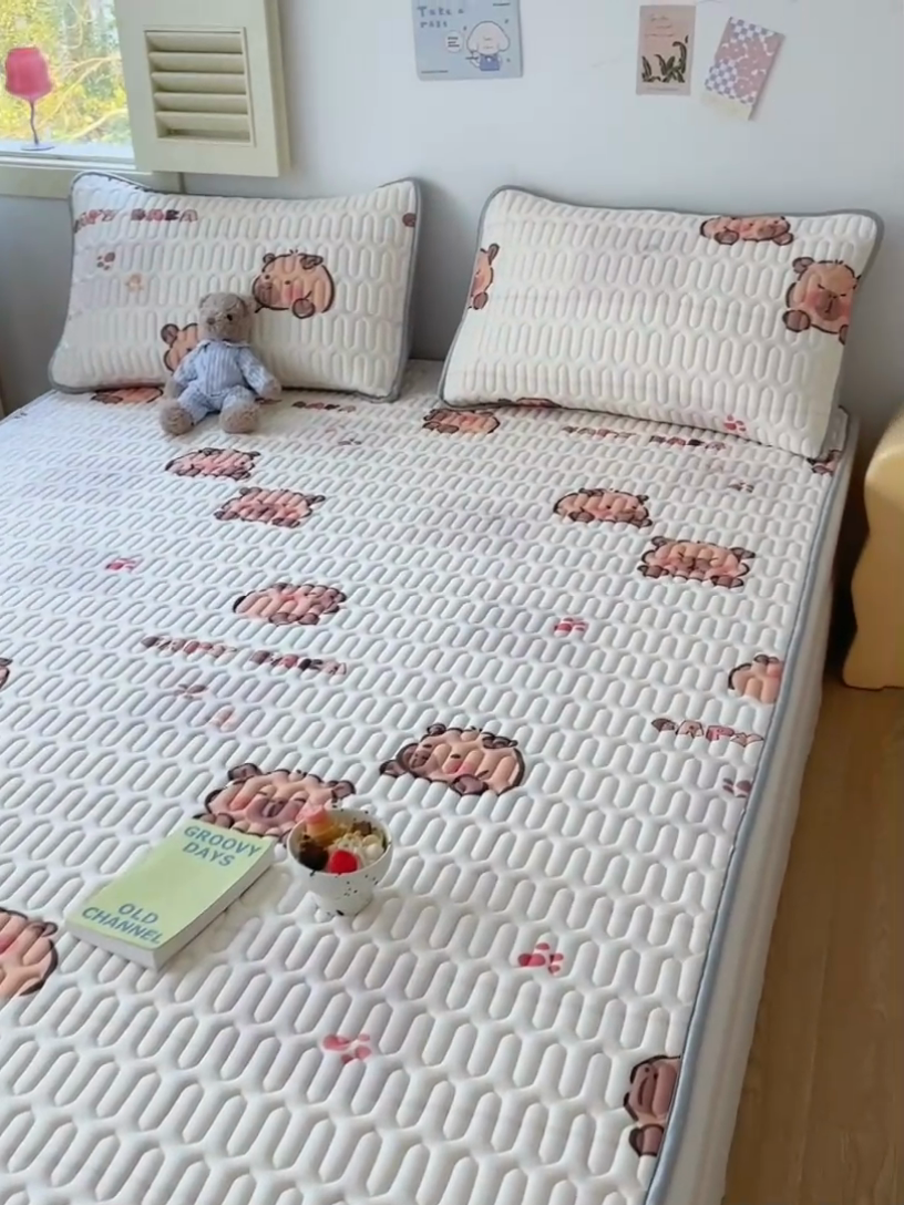 91家纺网 家纺一手货源 找家纺 布卢姆床垫 2025新款A类凉感丝数码印花小版乳胶凉席5mm 字母小熊