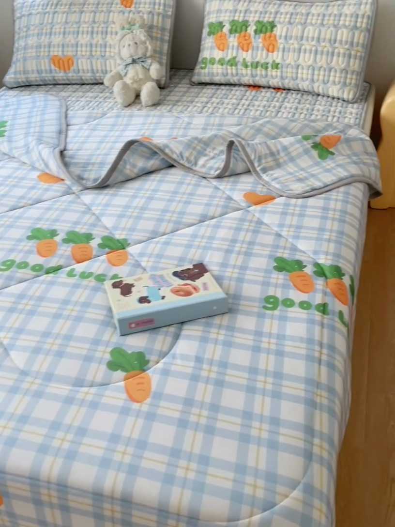 91家纺网 家纺一手货源 找家纺 布卢姆床垫 2025新款A类凉感丝数码印花夏被凉席四件套 拔萝卜