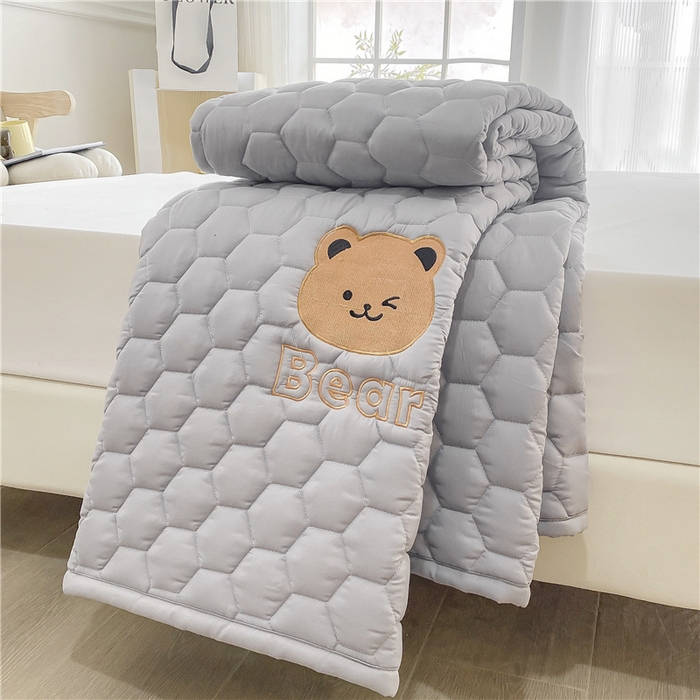 91家纺网 家纺一手货源 找家纺 （总）恋绒家纺 2025新款A类刺绣款床褥学生软床垫子床护垫软垫（图1）