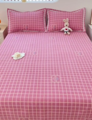 91家纺网 家纺一手货源 找家纺 梵克保罗 2024新款鱼骨棉老粗布凉席花边款床单三件套 格韵-粉