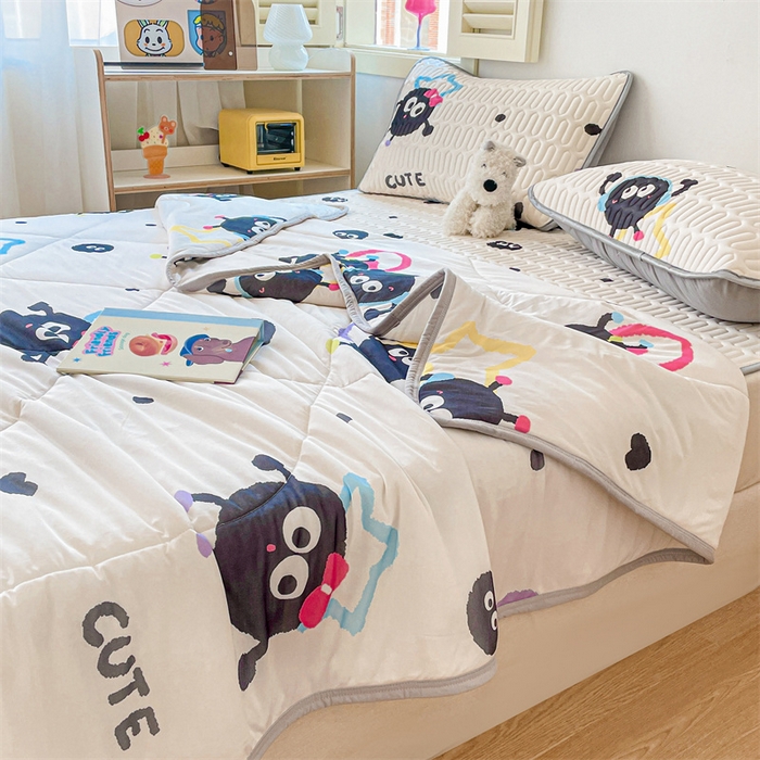 91家纺网 家纺一手货源 找家纺 布卢姆床垫 2025新款A类凉感丝数码印花夏被凉席四件套 可爱煤球