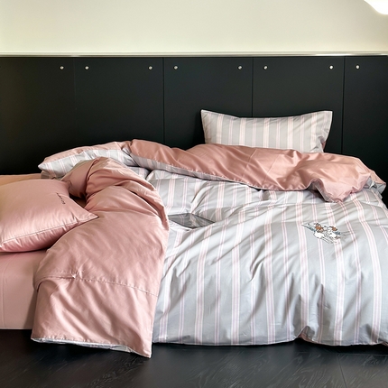 91家纺网 家纺一手货源 找家纺 赫帛 新款50s缎纹数码印花长绒棉四件套--丘比特 粉色