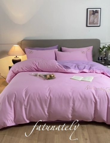 91家纺网 家纺一手货源 找家纺 梵克保罗 2024新款全棉轻奢纯色双拼刺绣四件套 粉紫霏