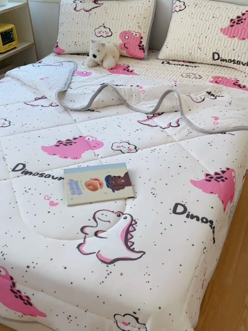 91家纺网 家纺一手货源 找家纺 布卢姆床垫 2025新款A类凉感丝数码印花夏被凉席四件套 小恐龙