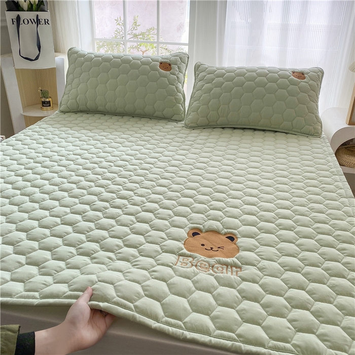 91家纺网 家纺一手货源 找家纺 恋绒家纺 A类刺绣款床褥学生软床垫子床护垫软垫（图1） 可爱熊-抹茶绿