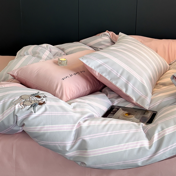 91家纺网 家纺一手货源 找家纺 赫帛 新款50s缎纹数码印花长绒棉四件套--丘比特 粉色