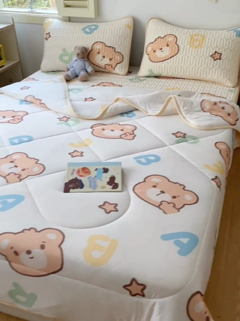 91家纺网 家纺一手货源 找家纺 布卢姆床垫 2025新款A类凉感丝数码印花夏被凉席四件套 字母小熊