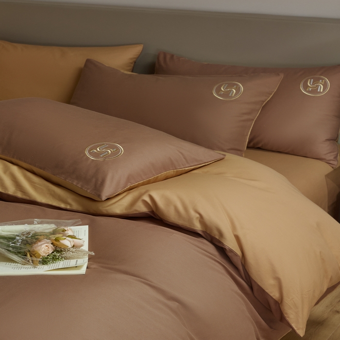 91家纺网 家纺一手货源 找家纺 梵克保罗 2024新款全棉轻奢纯色双拼刺绣四件套 咖色驼