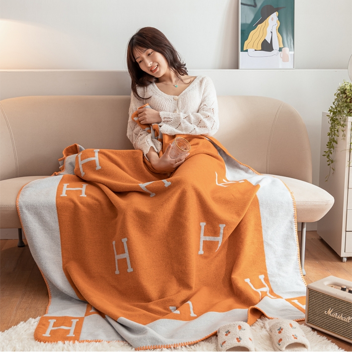 91家纺网 家纺一手货源 找家纺 （总）朴尔家纺-毛巾被 2024新款国际时尚风防羊毛手工缝制针织毯