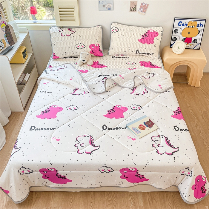 91家纺网 家纺一手货源 找家纺 布卢姆床垫 2025新款A类凉感丝数码印花夏被凉席四件套 小恐龙