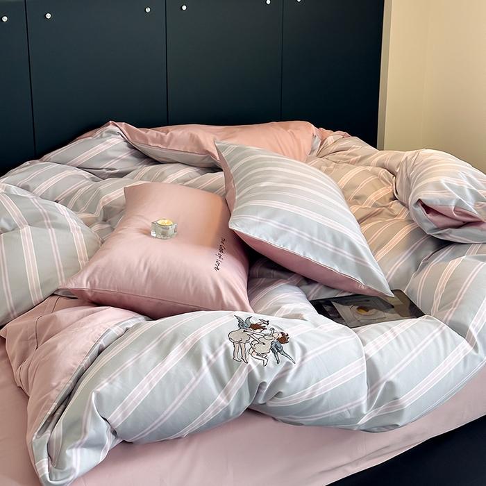 91家纺网 家纺一手货源 找家纺 赫帛 新款50s缎纹数码印花长绒棉四件套--丘比特 粉色