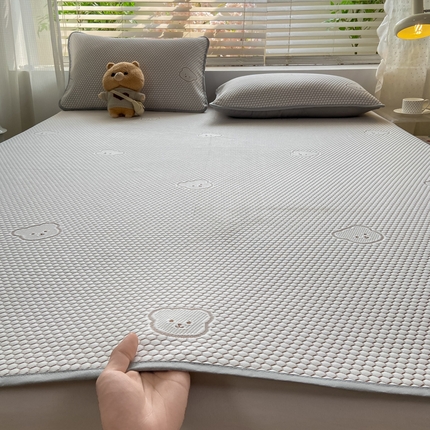 91家纺网 家纺一手货源 找家纺 (总) 源舍 2025热款新品冰豆豆提花小冰熊系列凉席高颜值凉豆豆软席床单款风格二