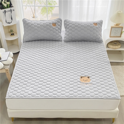 91家纺网 家纺一手货源 找家纺 恋绒家纺 A类刺绣款床褥学生软床垫子床护垫软垫（图1）可爱熊-浅灰