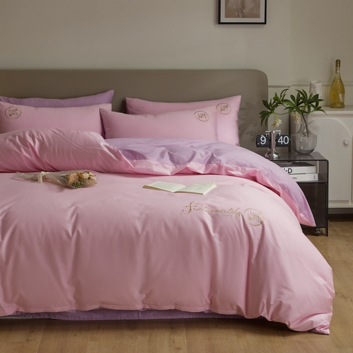 91家纺网 家纺一手货源 找家纺 梵克保罗 2024新款全棉轻奢纯色双拼刺绣四件套 粉紫霏