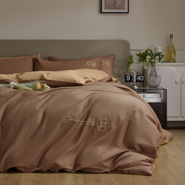 91家纺网 家纺一手货源 找家纺 梵克保罗 2024新款全棉轻奢纯色双拼刺绣四件套 咖色驼